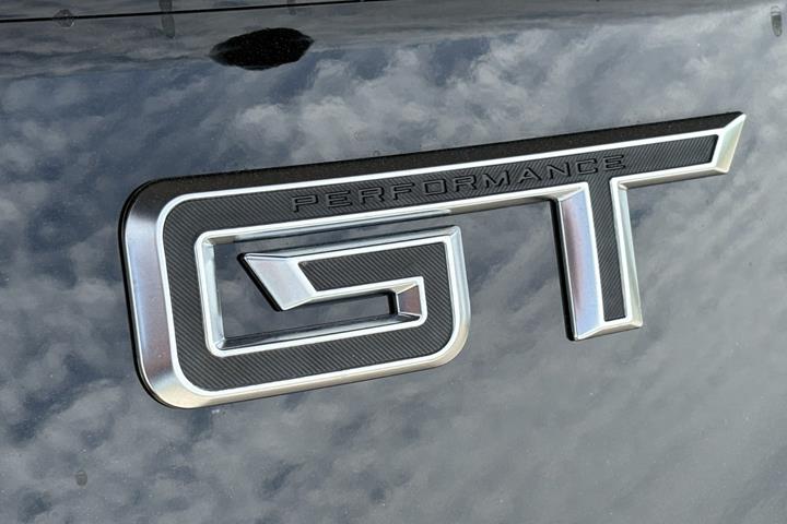 Sort Ford Mustang fra 2025