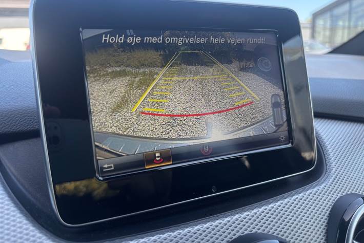 Grå Mercedes B200 fra 2017