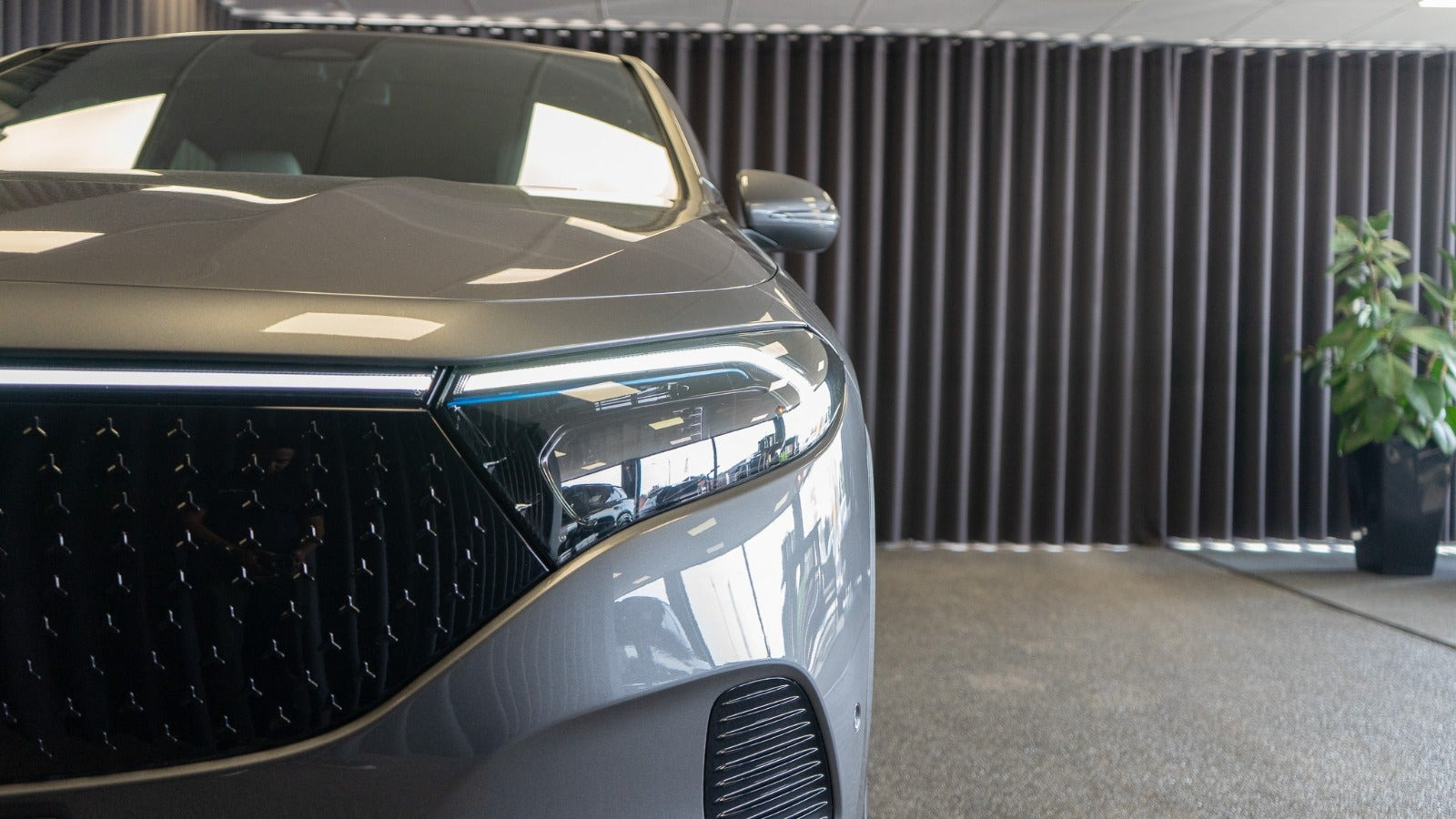 Grå Mercedes EQA250+ fra 2023