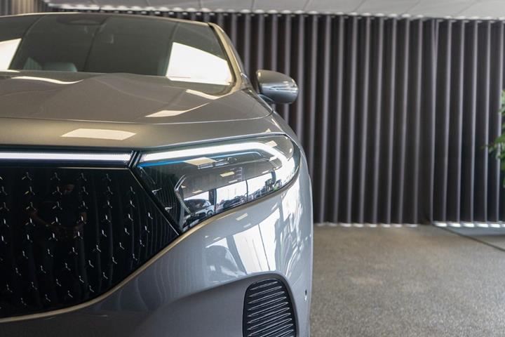 Grå Mercedes EQA250+ fra 2023