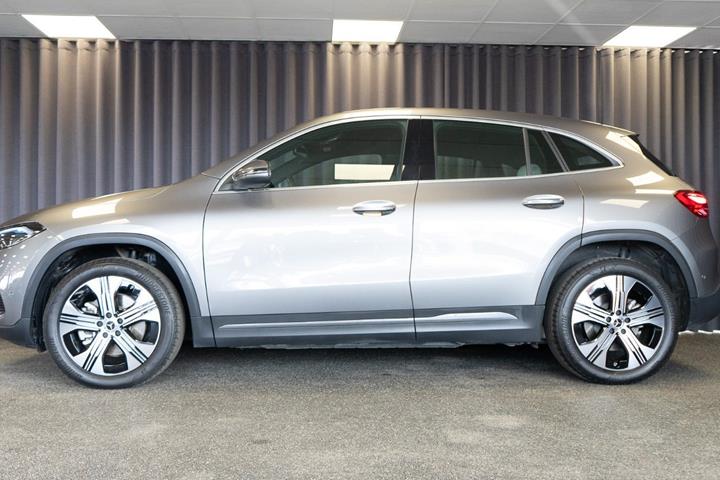 Grå Mercedes EQA250+ fra 2023