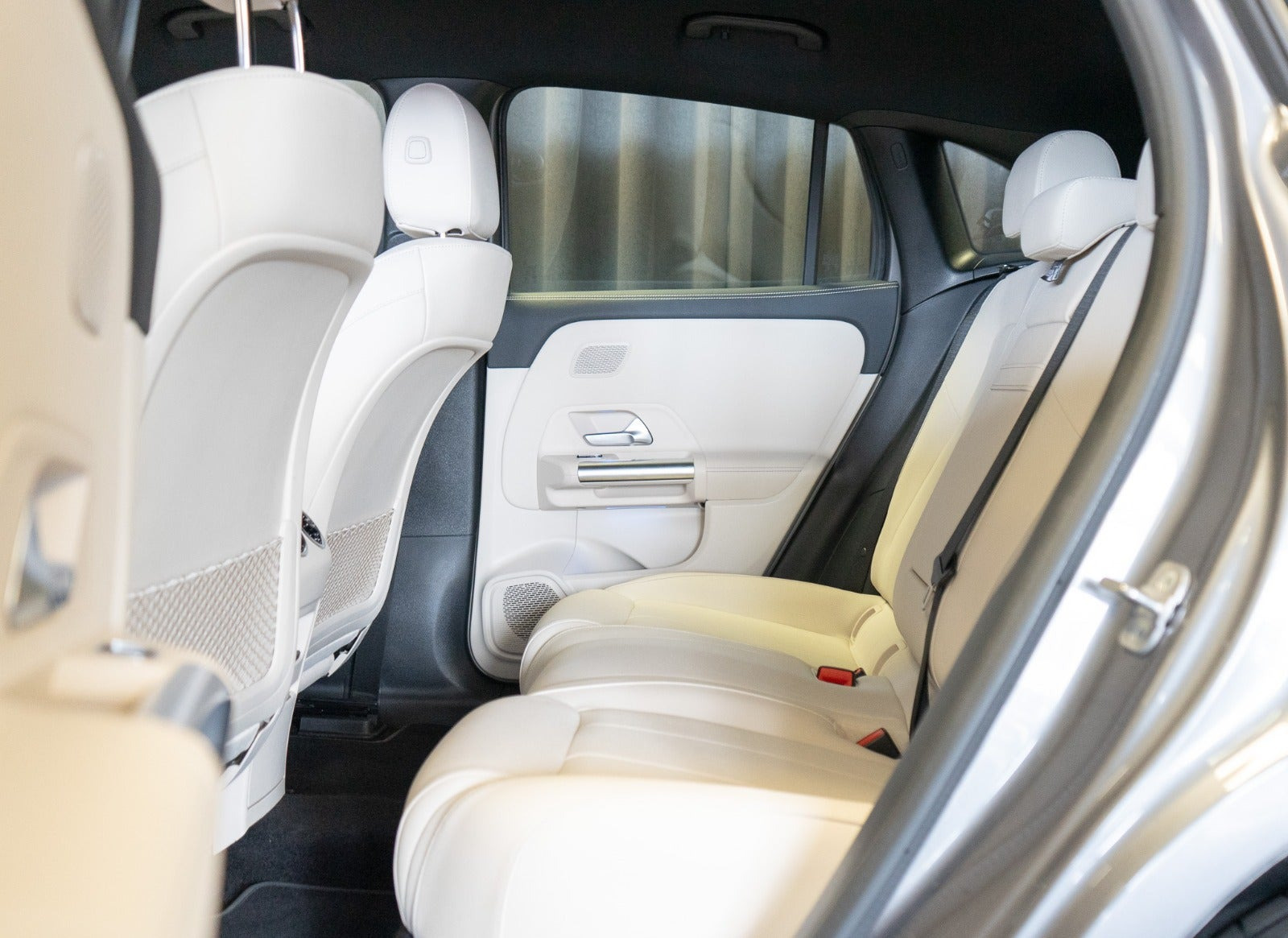 Grå Mercedes EQA250+ fra 2023