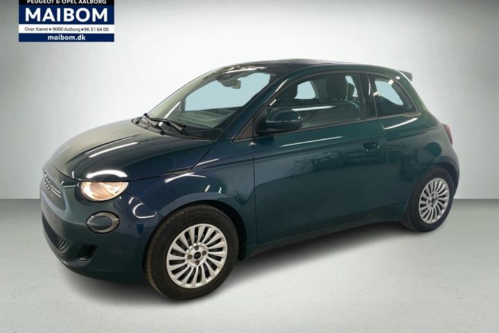 Grøn Fiat 500e fra 2024 set udefra
