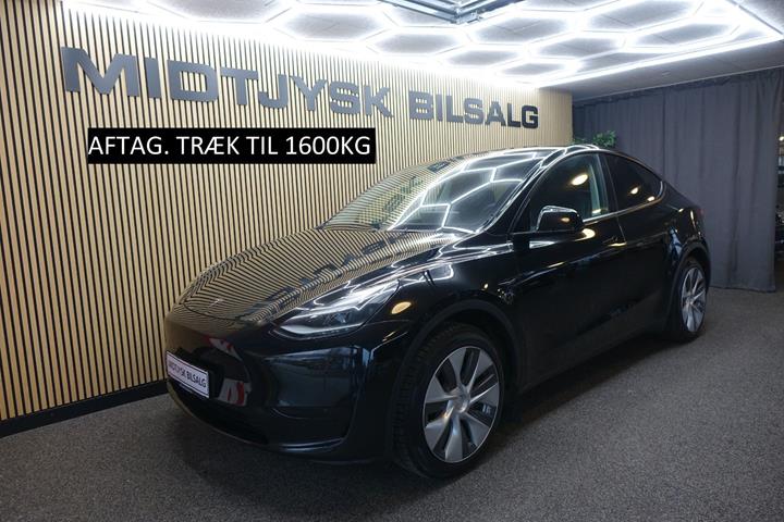 Sort Tesla Model Y fra 2023 set udefra