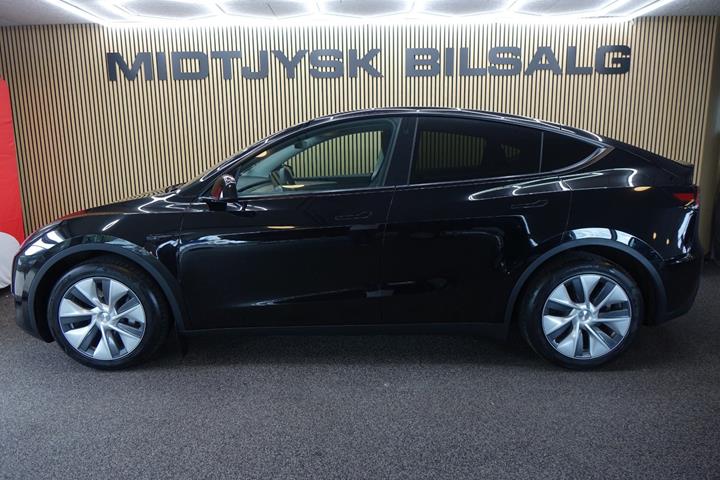 Sort Tesla Model Y fra 2023