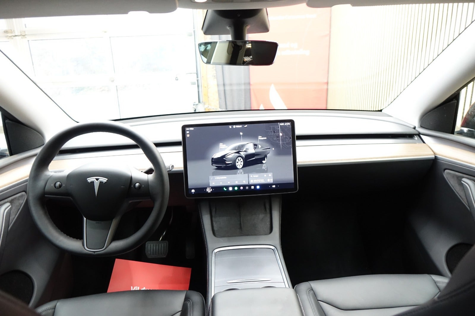 Sort Tesla Model Y fra 2023