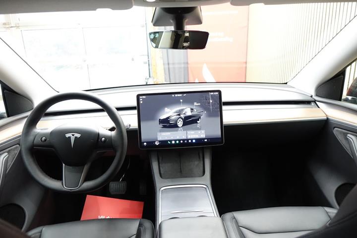 Sort Tesla Model Y fra 2023