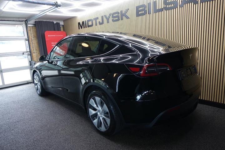 Sort Tesla Model Y fra 2023