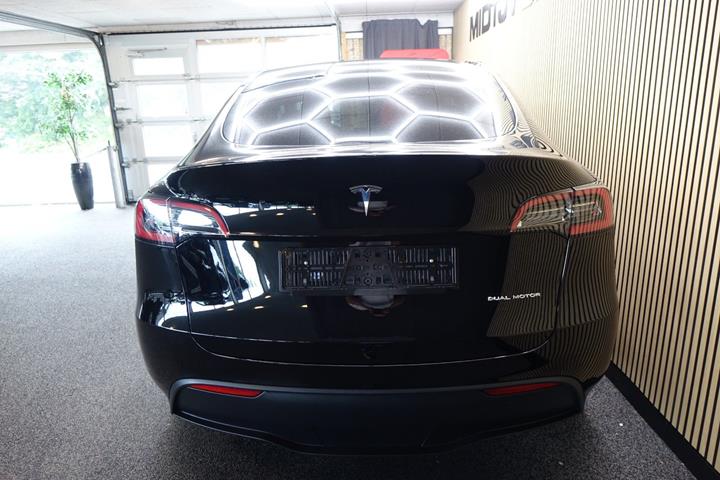 Sort Tesla Model Y fra 2023