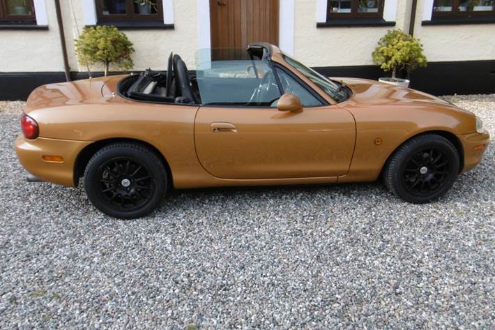 Gul Mazda MX-5 fra 1998