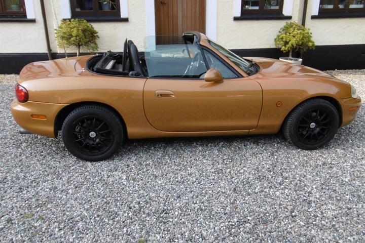 Gul Mazda MX-5 fra 1998