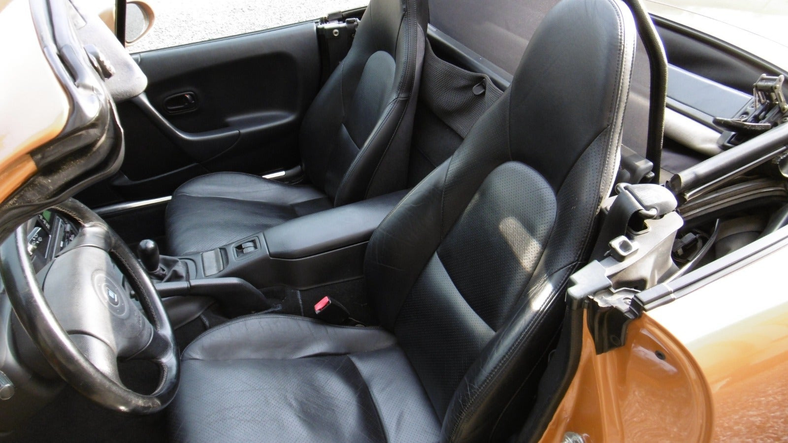 Gul Mazda MX-5 fra 1998