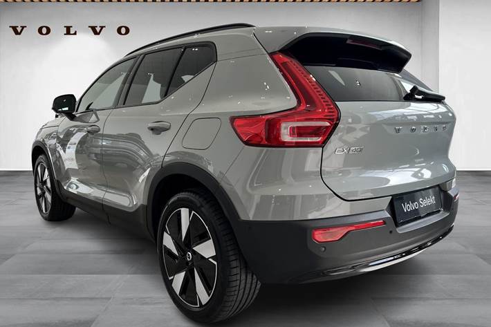 Grå Volvo EX40 fra 2025