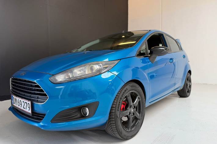 Blå Ford Fiesta fra 2013 set udefra