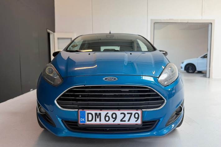 Blå Ford Fiesta fra 2013