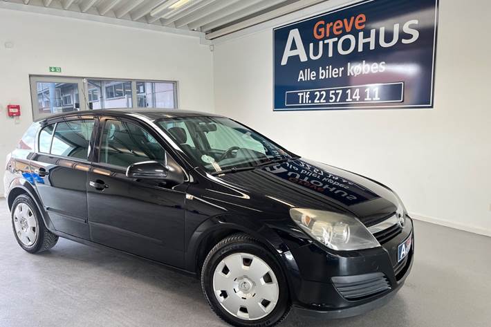 Sort Opel Astra fra 2006 set udefra