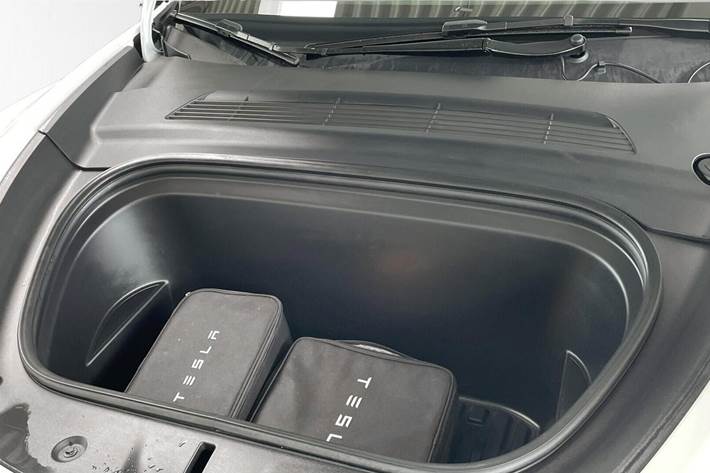 Hvid Tesla Model Y fra 2022