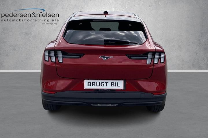 Rød Ford Mustang Mach-E fra 2024 set udefra