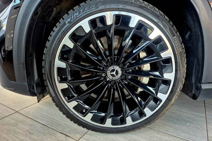Sort Mercedes EQE350 SUV fra 2023