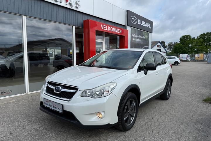 Hvid Subaru XV fra 2015 set udefra
