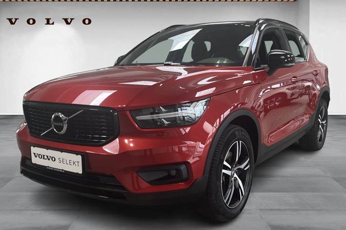 Rød Volvo XC40 fra 2021 set udefra