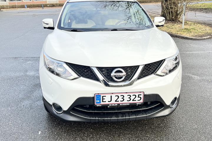 Hvid Nissan Qashqai fra 2016