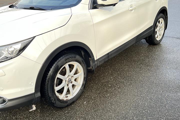 Hvid Nissan Qashqai fra 2016