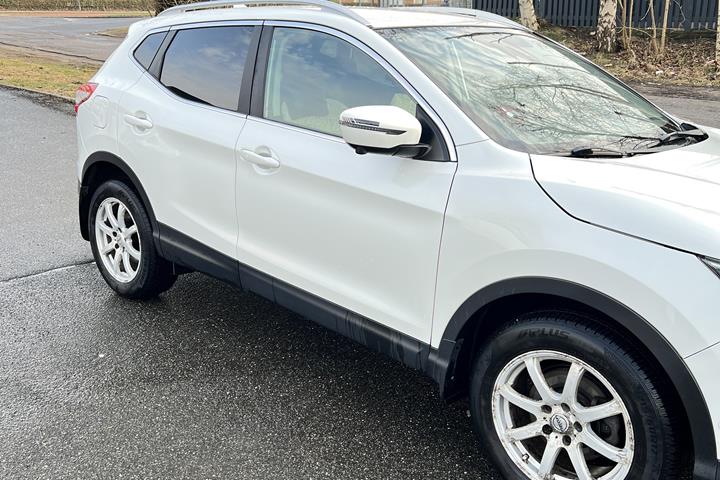 Hvid Nissan Qashqai fra 2016