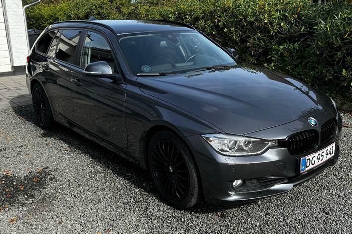 Grå BMW 320i fra 2012