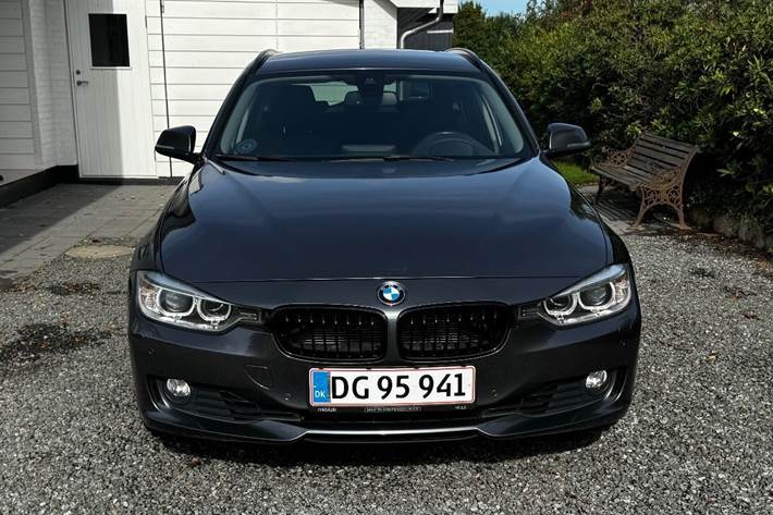 Grå BMW 320i fra 2012