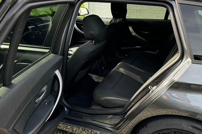 Grå BMW 320i fra 2012