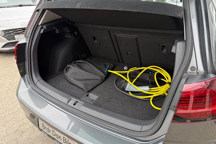 Grå VW e-Golf VII fra 2020