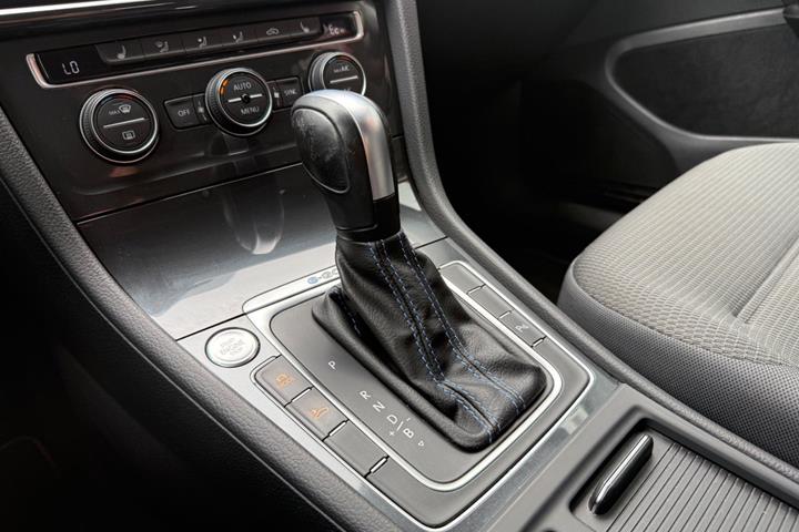 Grå VW e-Golf VII fra 2020