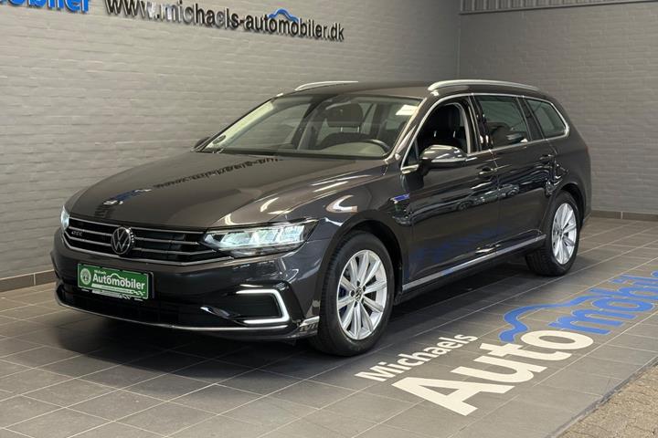 Grå VW Passat fra 2021 set udefra