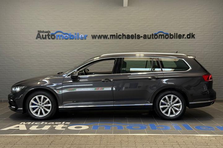 Grå VW Passat fra 2021