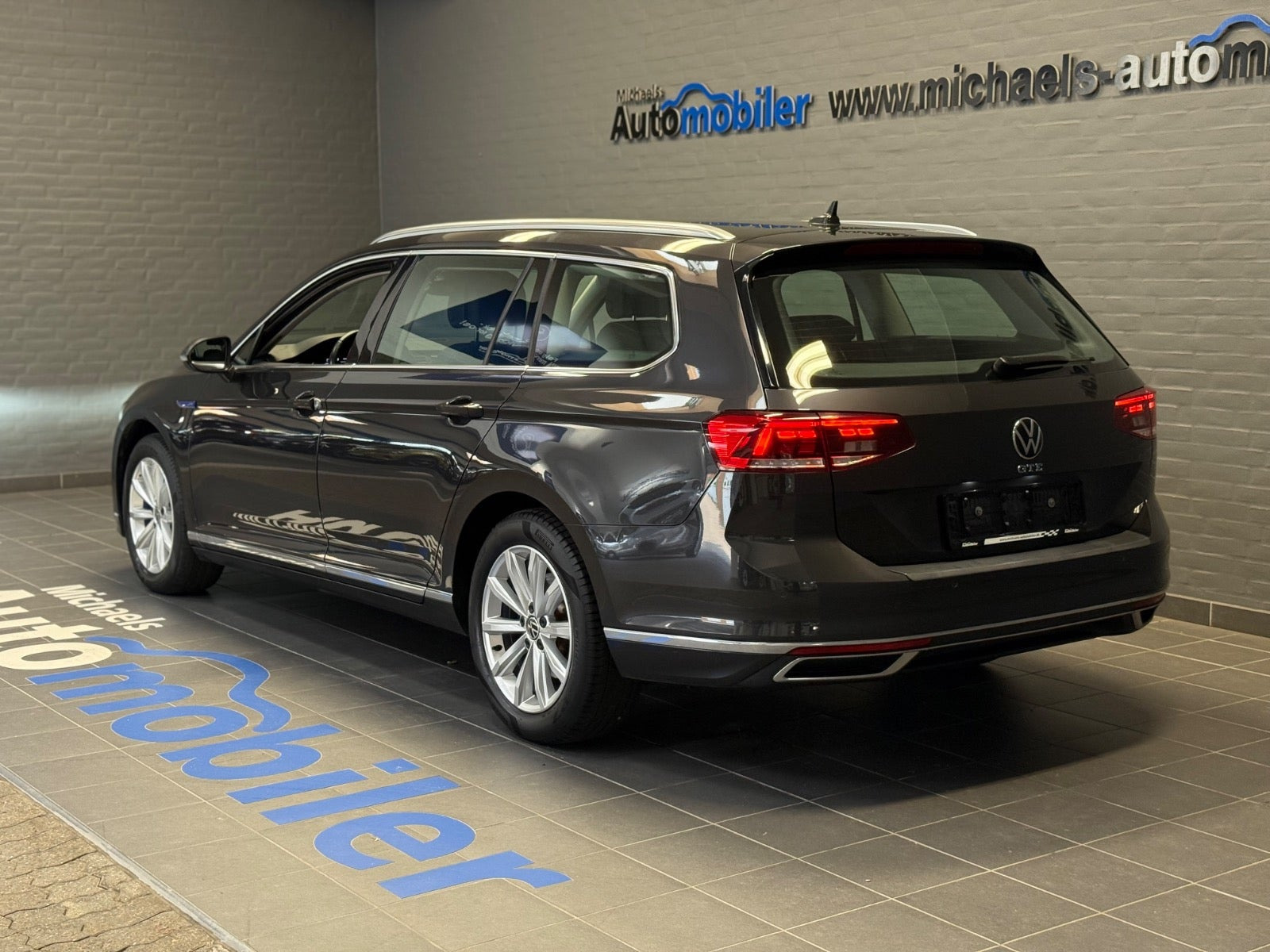 Grå VW Passat fra 2021