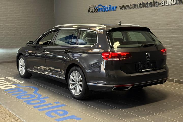 Grå VW Passat fra 2021