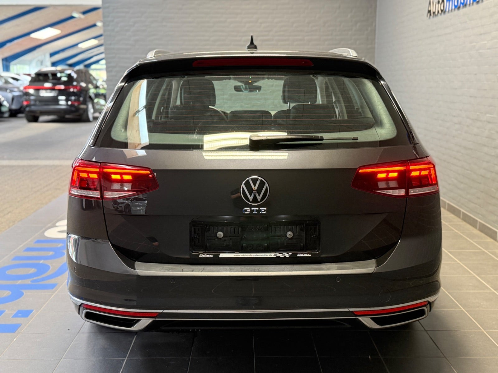 Grå VW Passat fra 2021