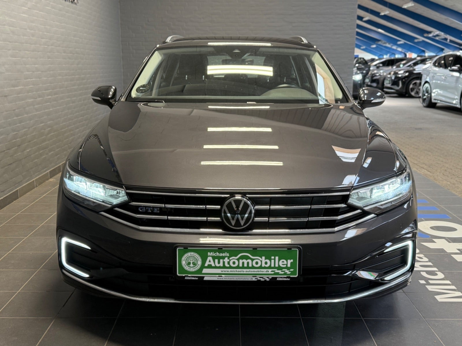 Grå VW Passat fra 2021