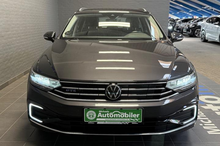 Grå VW Passat fra 2021
