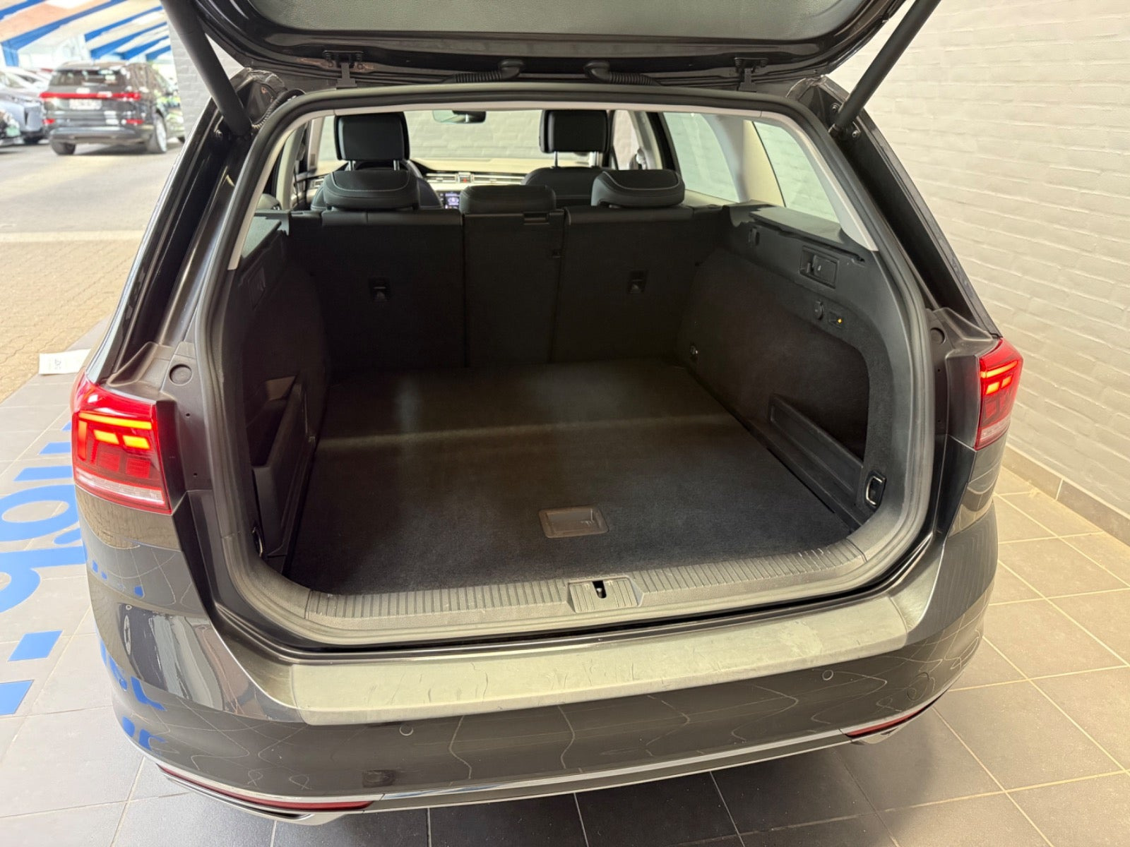 Grå VW Passat fra 2021