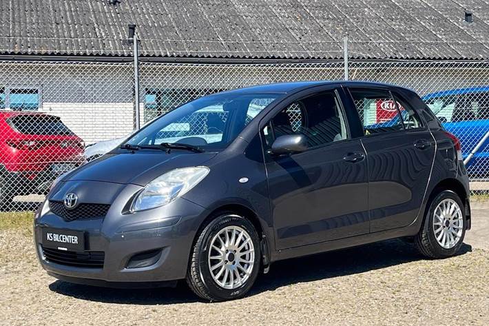Grå Toyota Yaris fra 2010 set udefra