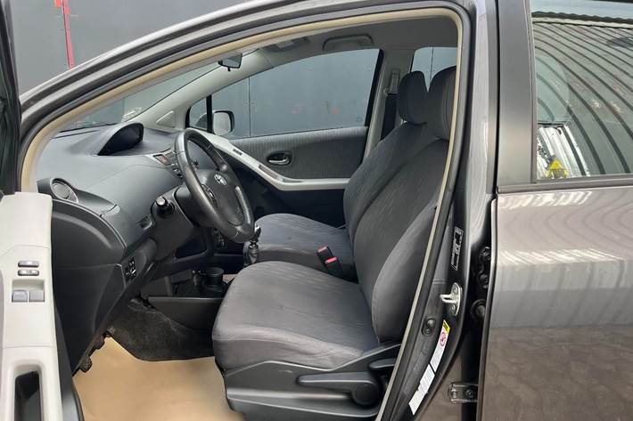 Grå Toyota Yaris fra 2010