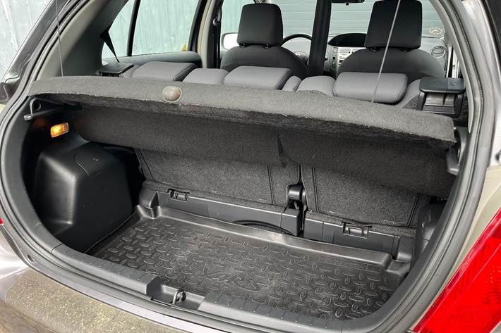 Grå Toyota Yaris fra 2010