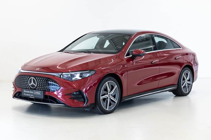 Rød Mercedes CLA250+ fra 2025 set udefra