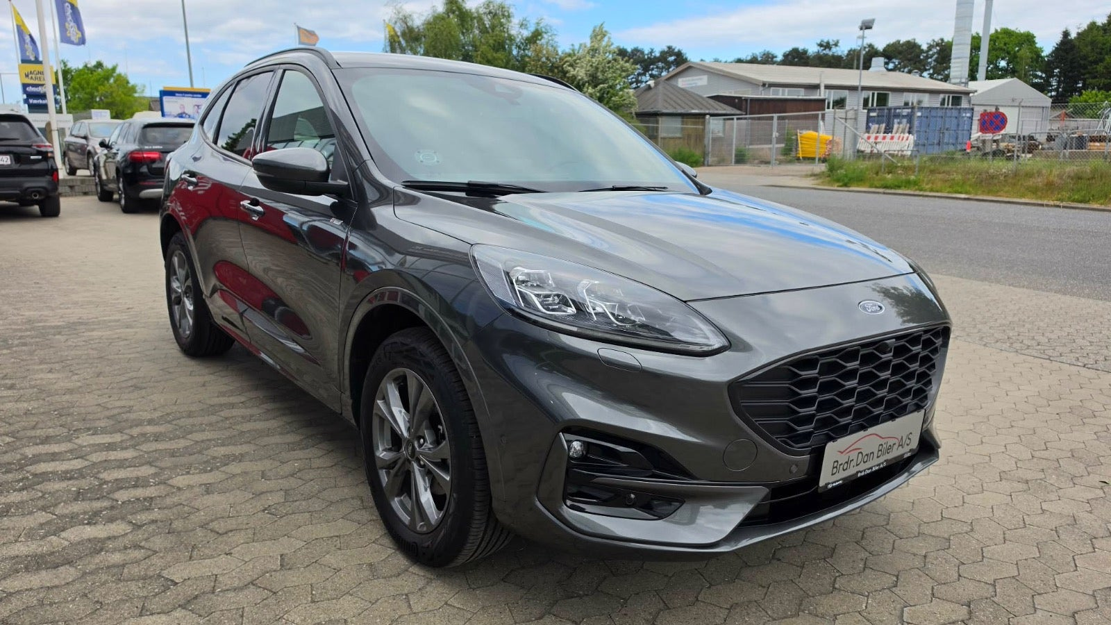 Grå Ford Kuga fra 2023