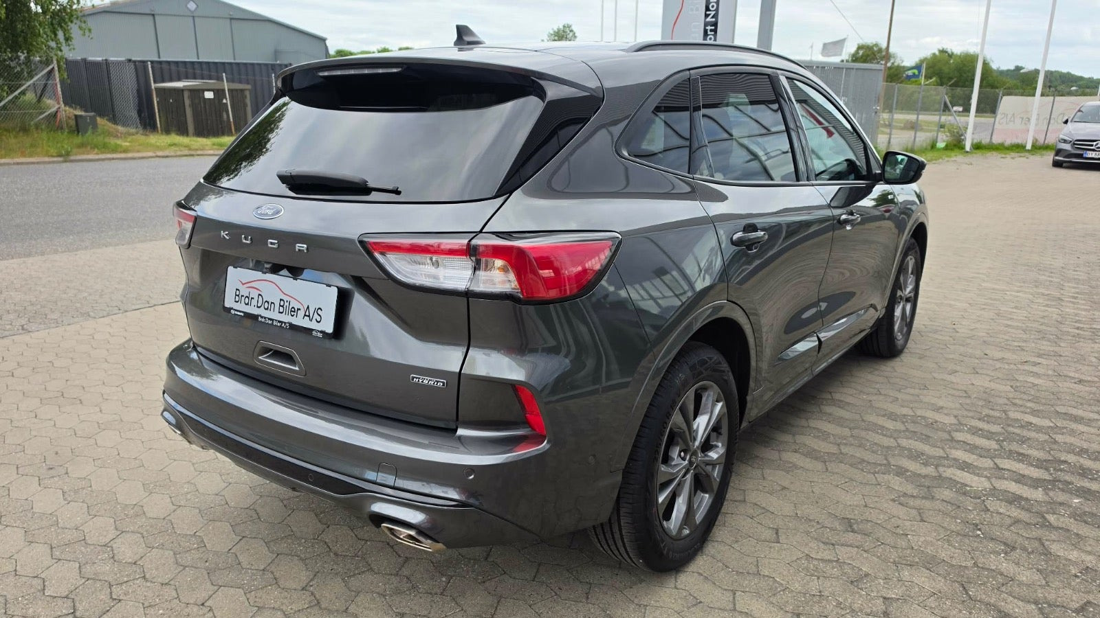 Grå Ford Kuga fra 2023