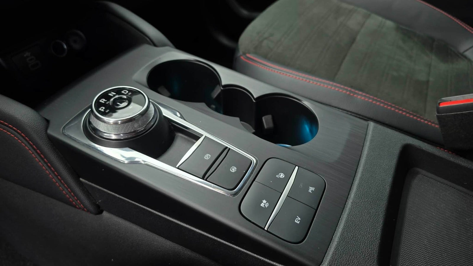 Grå Ford Kuga fra 2023