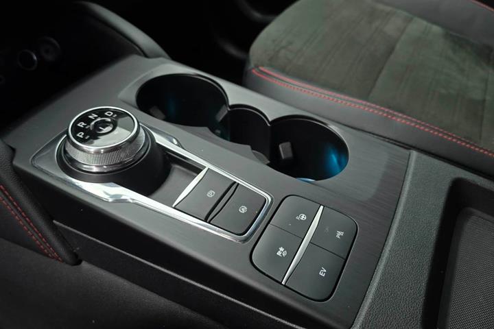 Grå Ford Kuga fra 2023