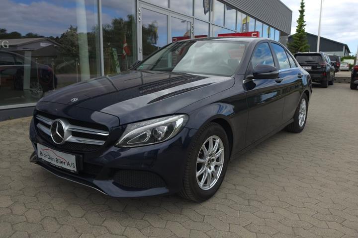 Blå Mercedes C220 d fra 2017 set udefra